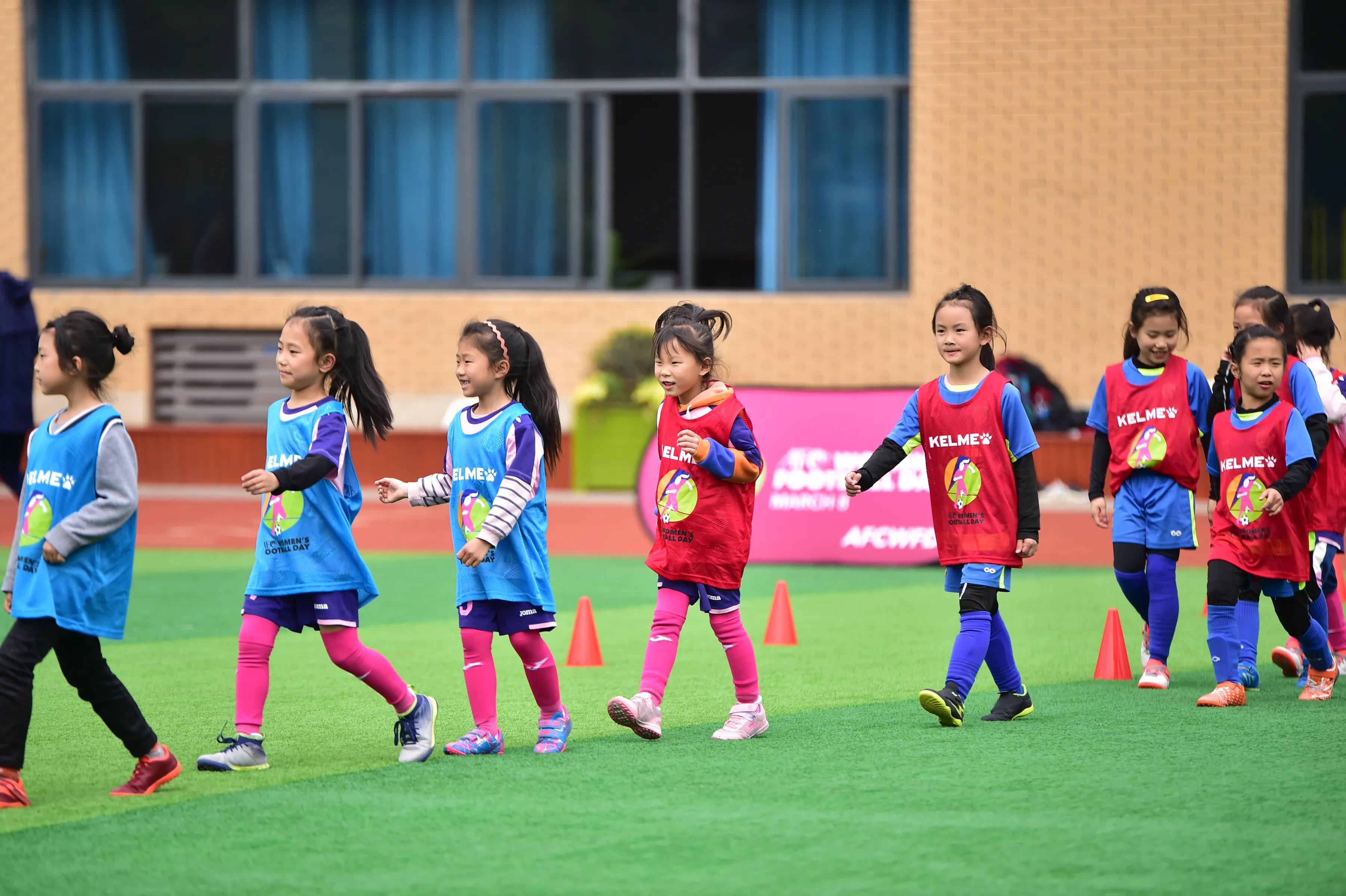 足球赛小学生女子,青少年女孩足球比赛