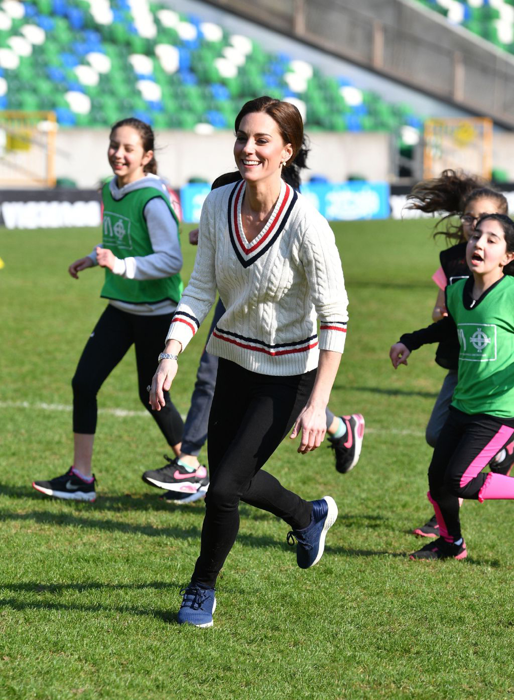 凯特王妃踢足球,凯特王妃条纹毛衣
