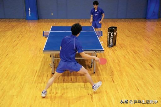 乒乓球三分球,乒乓球重心在两脚中间的步伐