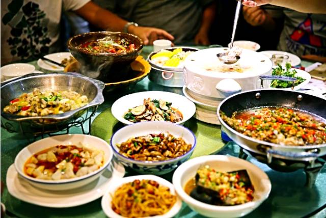 打卡本地人常去的10条美食街,长沙吃货必去的5条美食街推荐