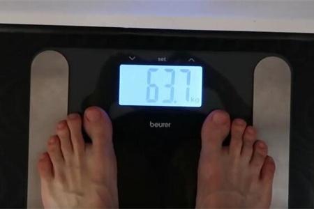 小哥为减肥只吃鸡蛋，苹果，绿茶，看他3天后的体重变化