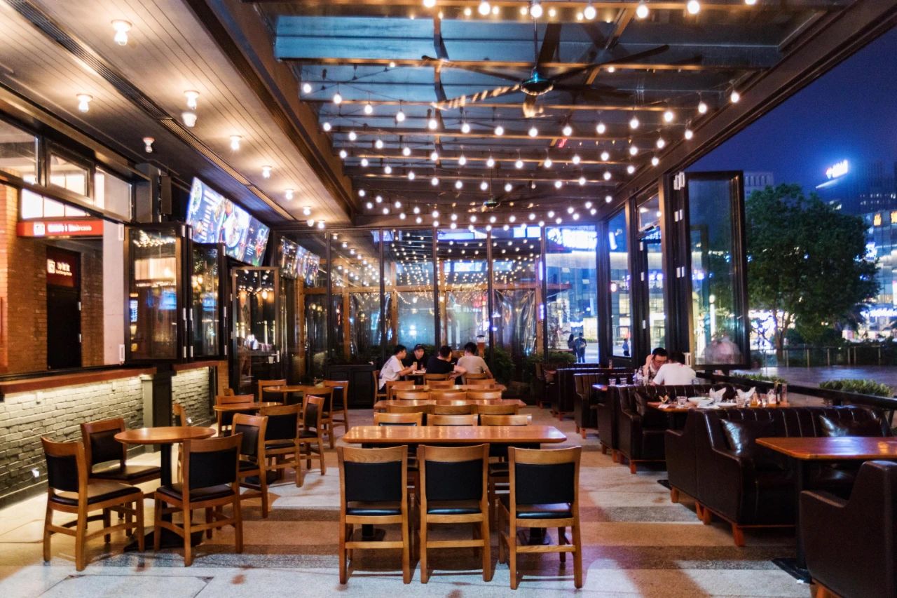 重庆第①家正版餐酒博物馆来了！1000+酒水，50+简餐，嗨翻16h