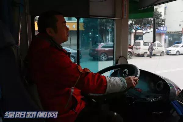 惊魂！公交车上，女子用围巾勒住司机脖子！绵阳公交马上这么做…