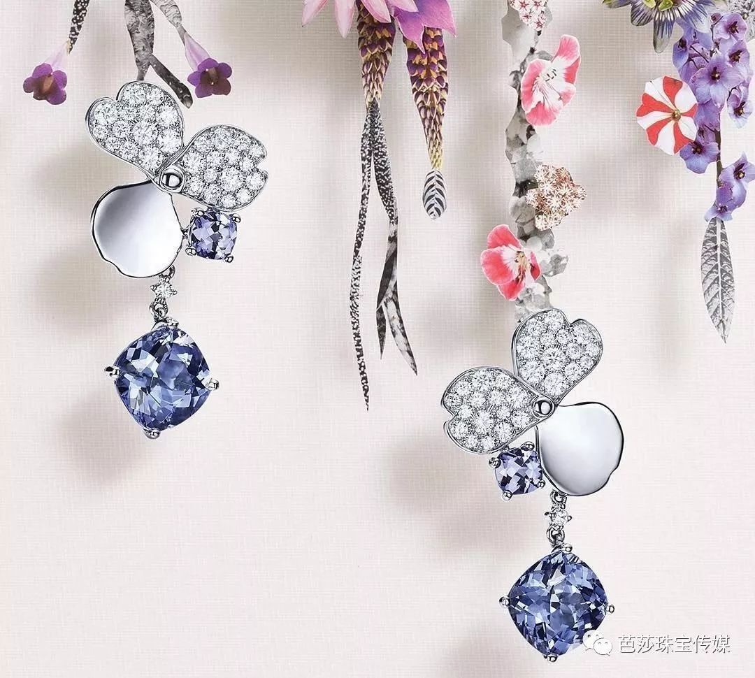 早春最流行的珠宝搭配,什么穿搭可以戴夸张的珠宝