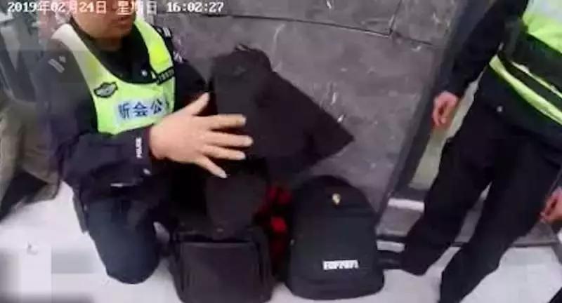 在网上买了100多的衣服发现是假货,网上代购衣服为什么便宜是真的吗