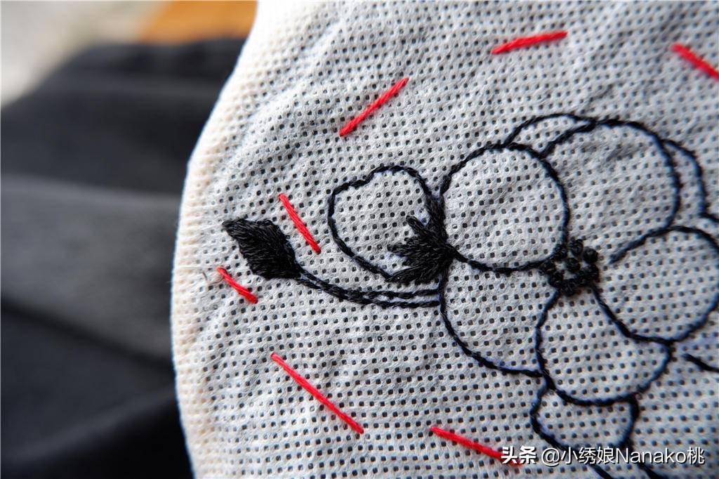 衣服被绣的东西弄脏了怎么办,衣服被消毒液染伤了要怎么修补