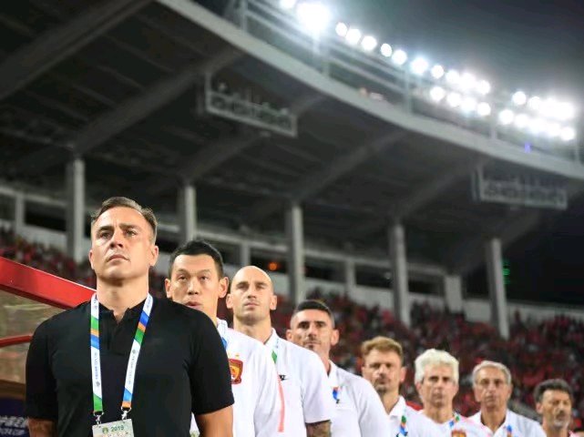 热爱运动的人有何区别,真正热爱足球的人风雨无阻