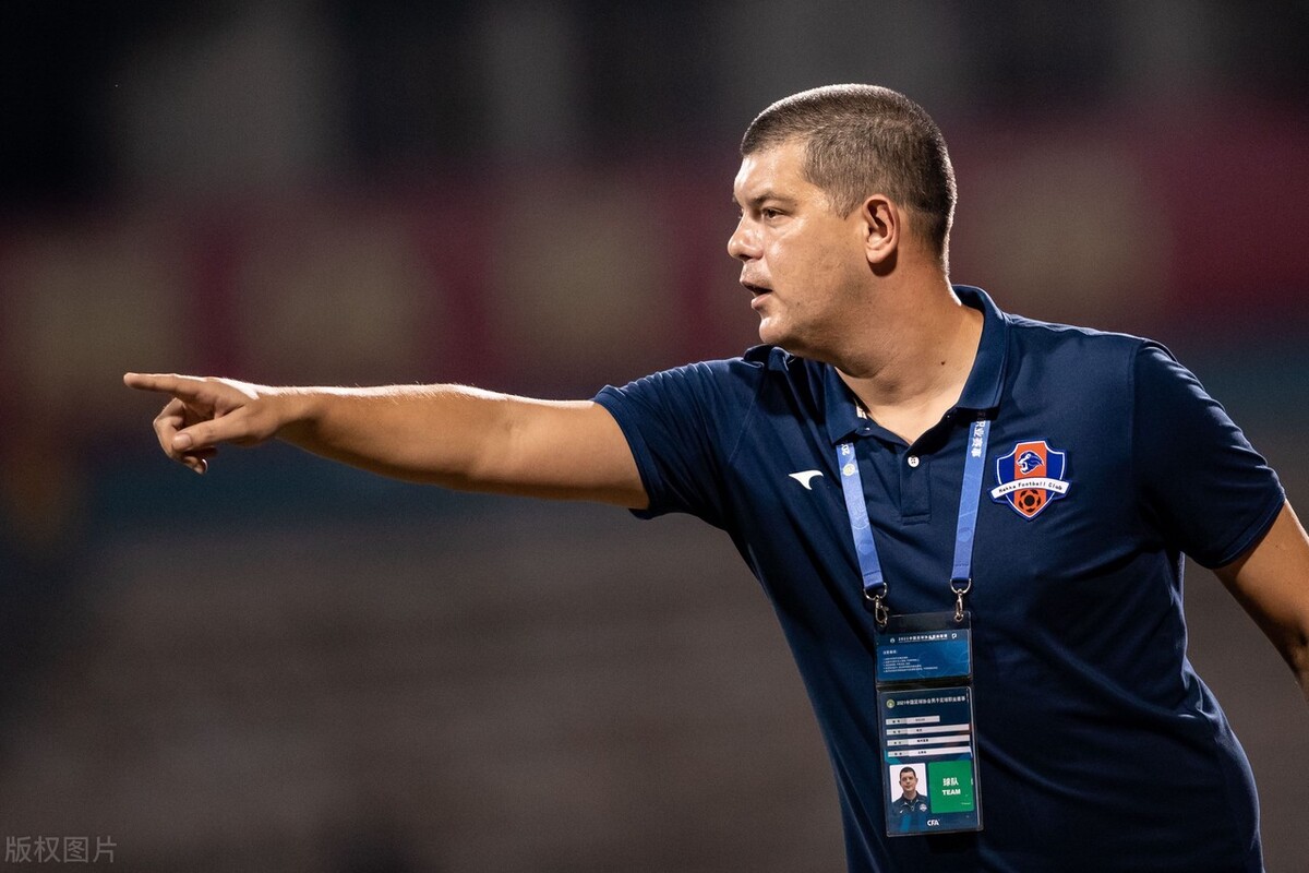 6分钟绝杀1-0梅州客家2连胜登顶,梅州客家联赛八连胜