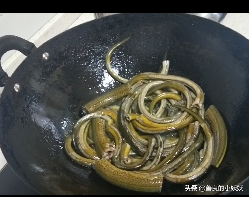 盘龙鳝鱼最正宗的做法,怎样做不过油的香辣盘龙鳝鱼
