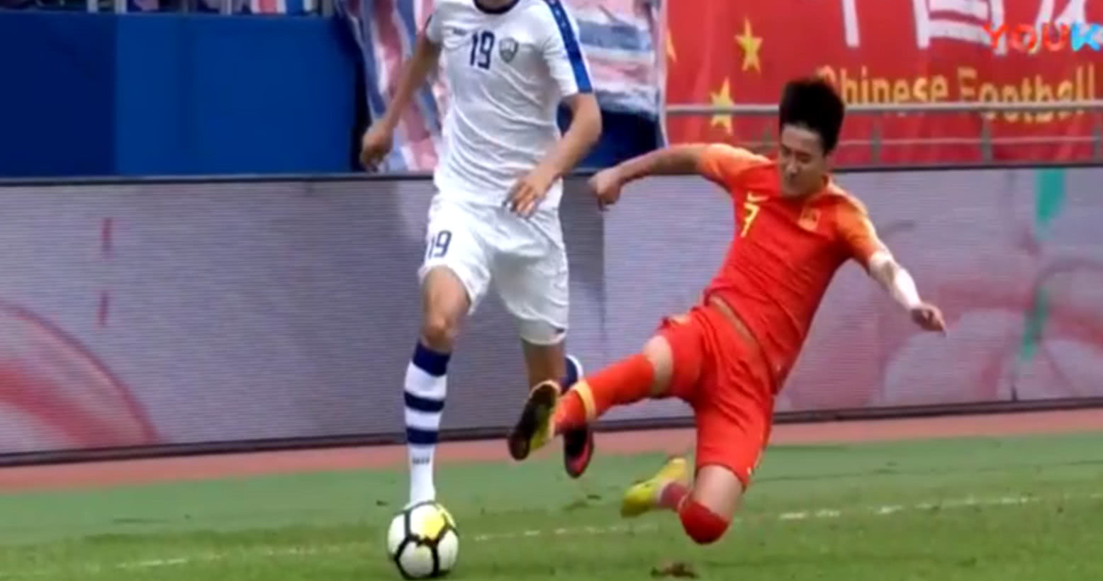 同样是7号，一个踢爆哥伦比亚，一个踢爆对手