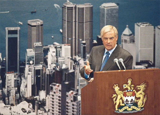 1997年香港回归场景如何？彭定康垂头丧气，一家人离港前痛哭流涕