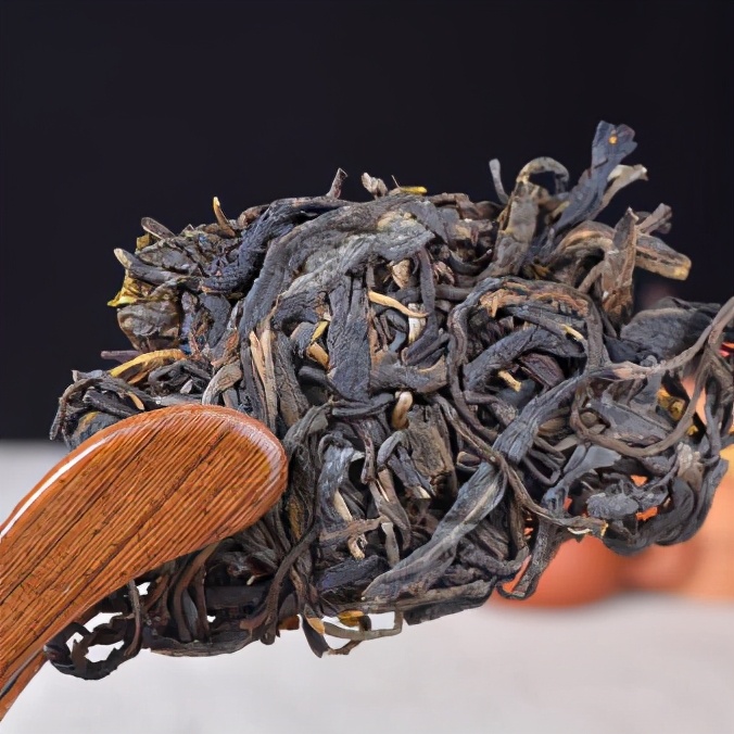 老班章、冰岛、易武三大茶系中，老茶客为何喜欢收藏易武茶？