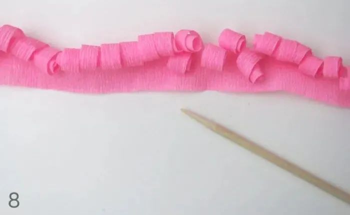 用手工纸做出来的花型装饰,软皱纹纸手工花