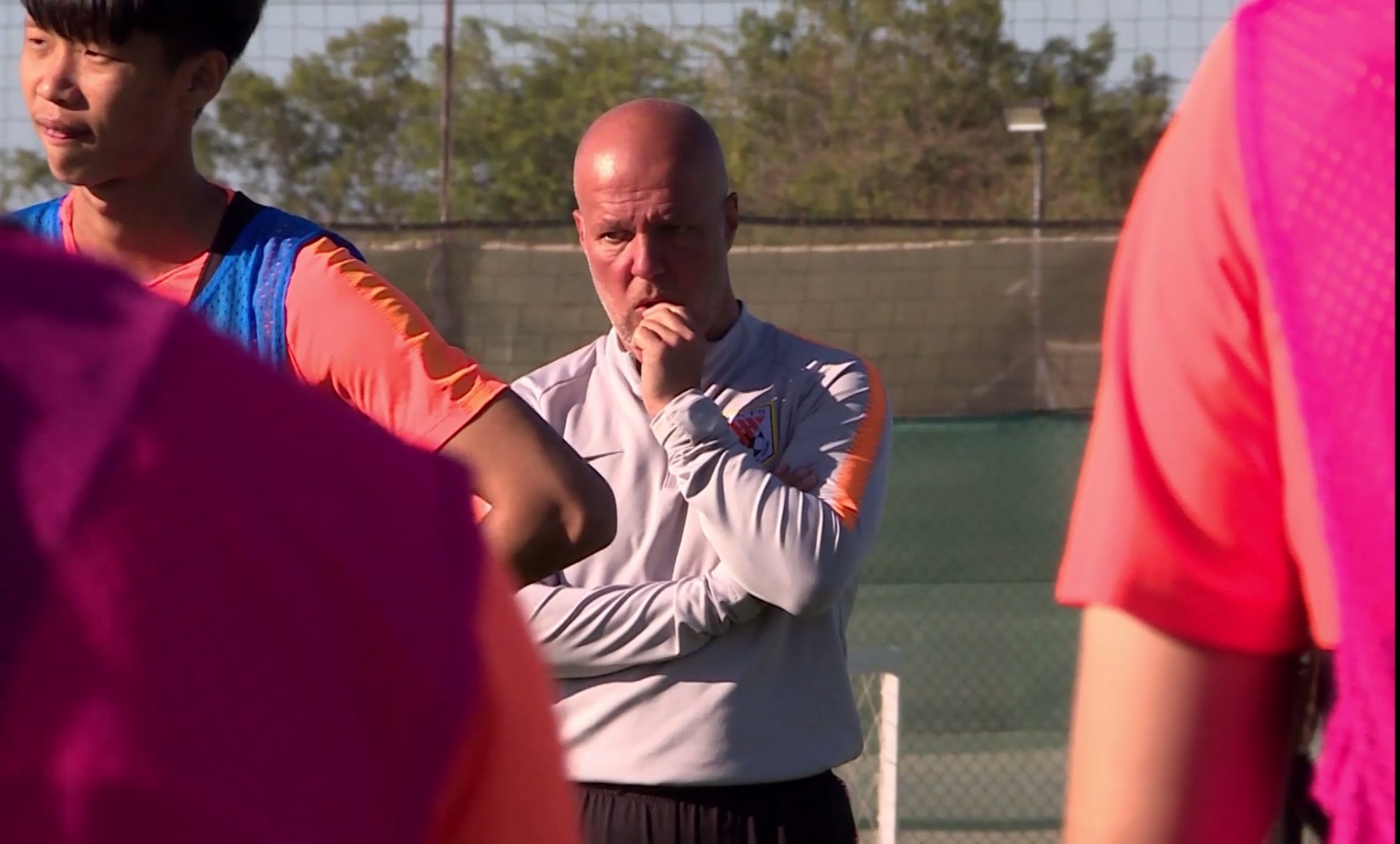 李霄鹏挨三闷棍领最佳教练员奖,李霄鹏挨了三闷棍啥意思