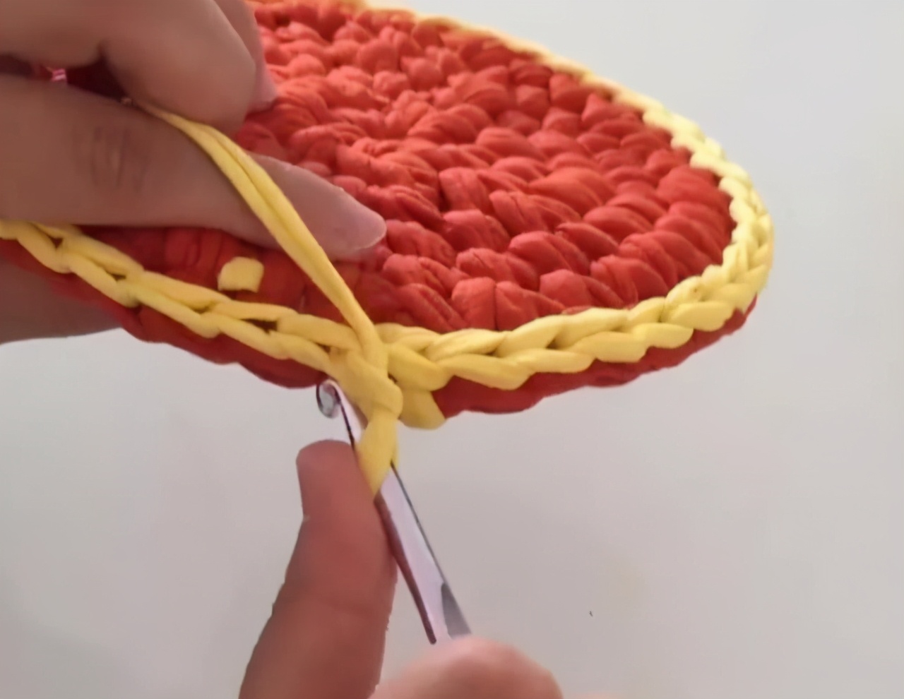 收纳盒子用布条线钩怎么钩视频,用三种毛线钩的收纳物