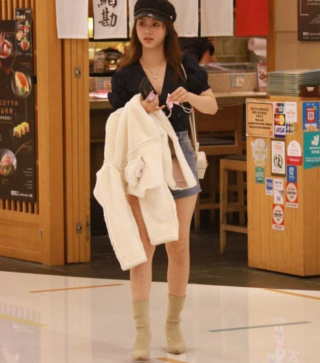 宅男女神邓月平戒口吃“草”曾荷尔蒙失调惹湿疹满身抓痕