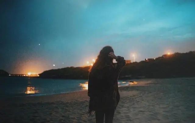 逼着自己离开爱的女人,逼着自己放弃感情的女人