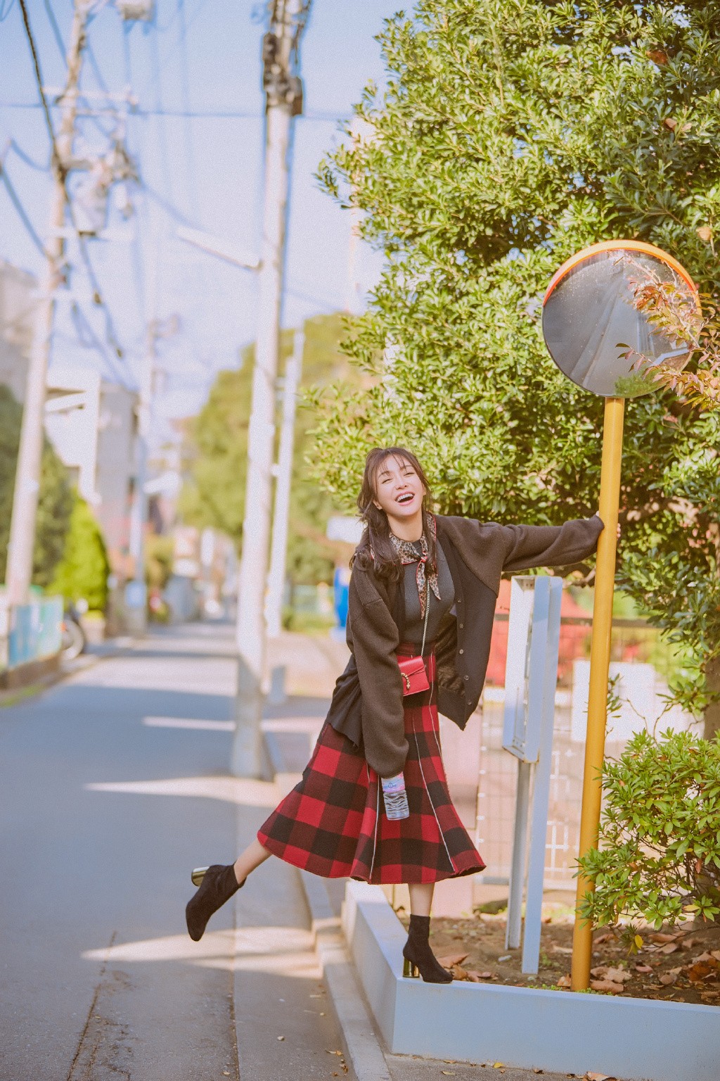 秦岚真会穿,黑白撞色的衣服配上玫红色包包,瞬间就变洋气了