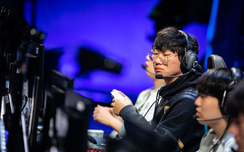 宁王与女友逛街被偶遇，脚上的新鞋引人瞩目，网友：这鞋太顶了吧