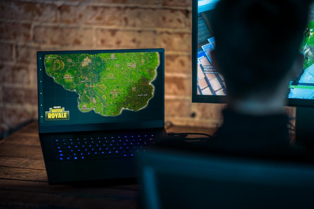 这谁顶得住啊翻译,雷蛇灵刃高端游戏本