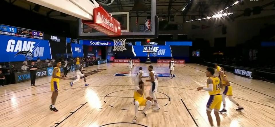 给机会不中用呀！詹姆斯高呼：“7号”投射不行，切断传球即可