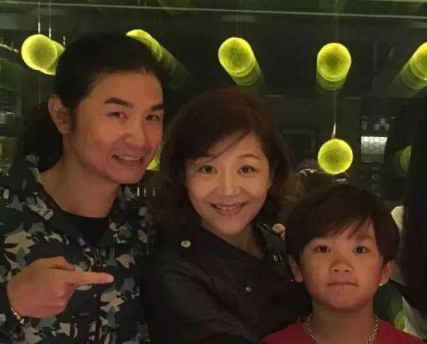 香港著名主持人罕见现身，患肾病每月花20万，换肾手术后病情好转