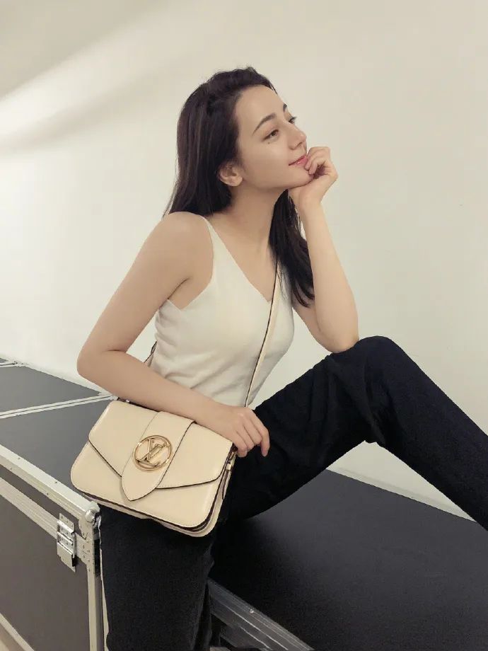 聪明女人都选低领毛衣,衣袖太长怎么穿更好看