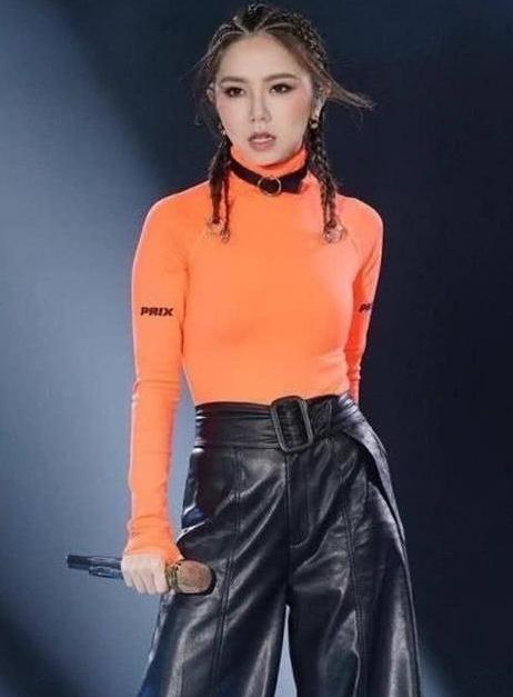 邓紫棋的皮裤怎么穿好看,邓紫棋黑色紧身弹力裤穿搭