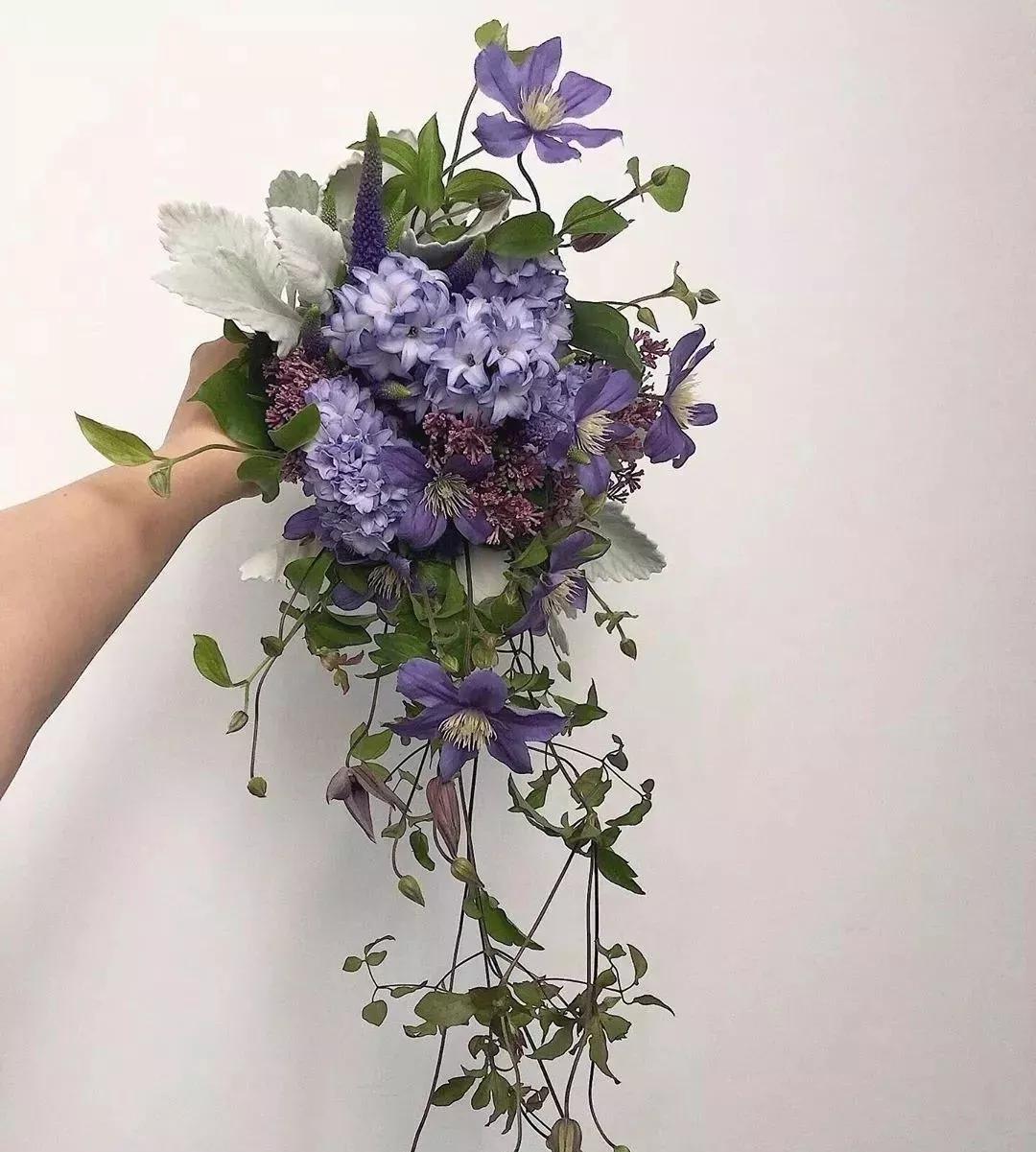 花要不要经常换水,花材正确处理方式及日常养护