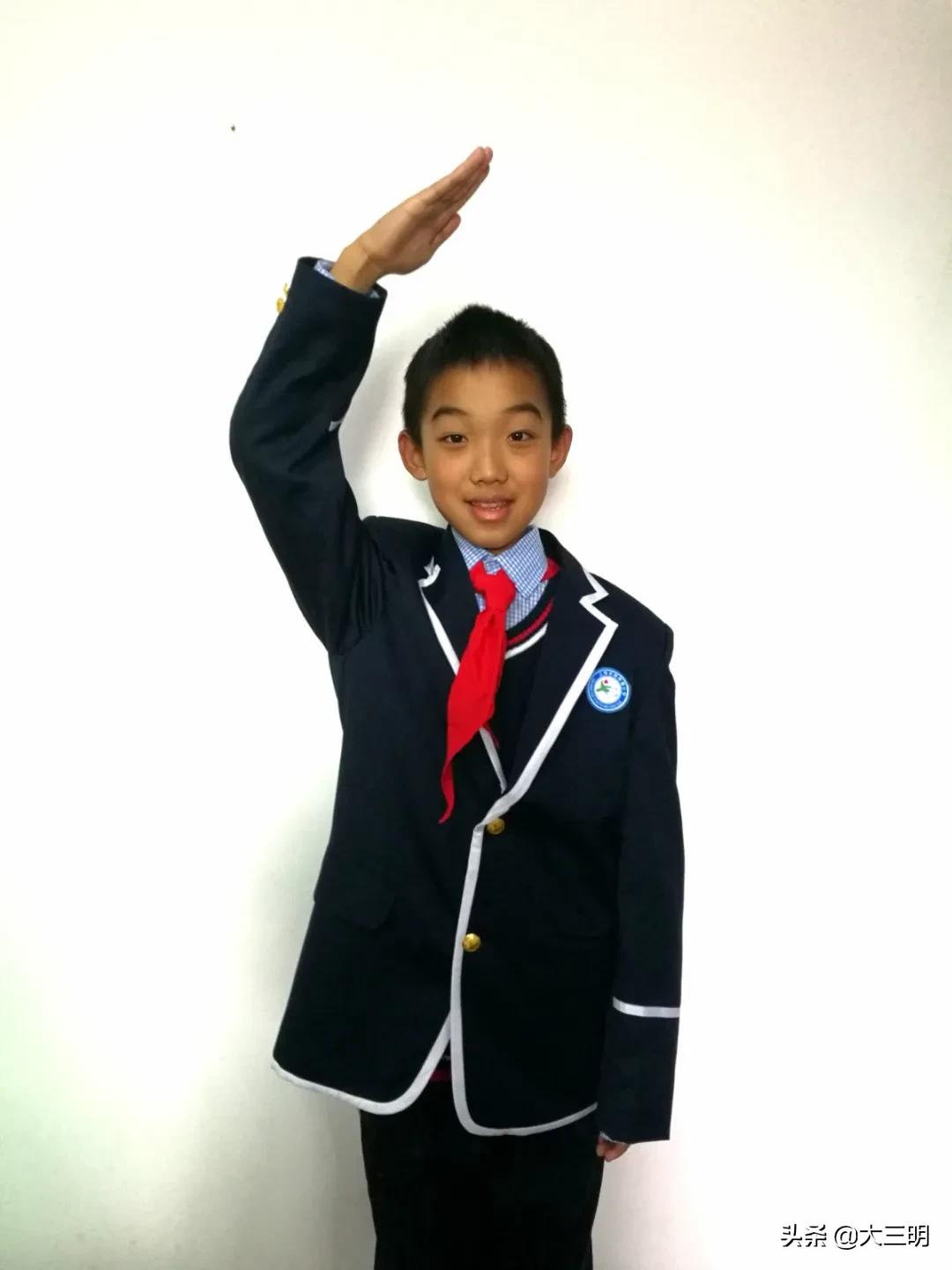 红领巾致敬战疫先锋,红领巾向抗疫先锋们致敬