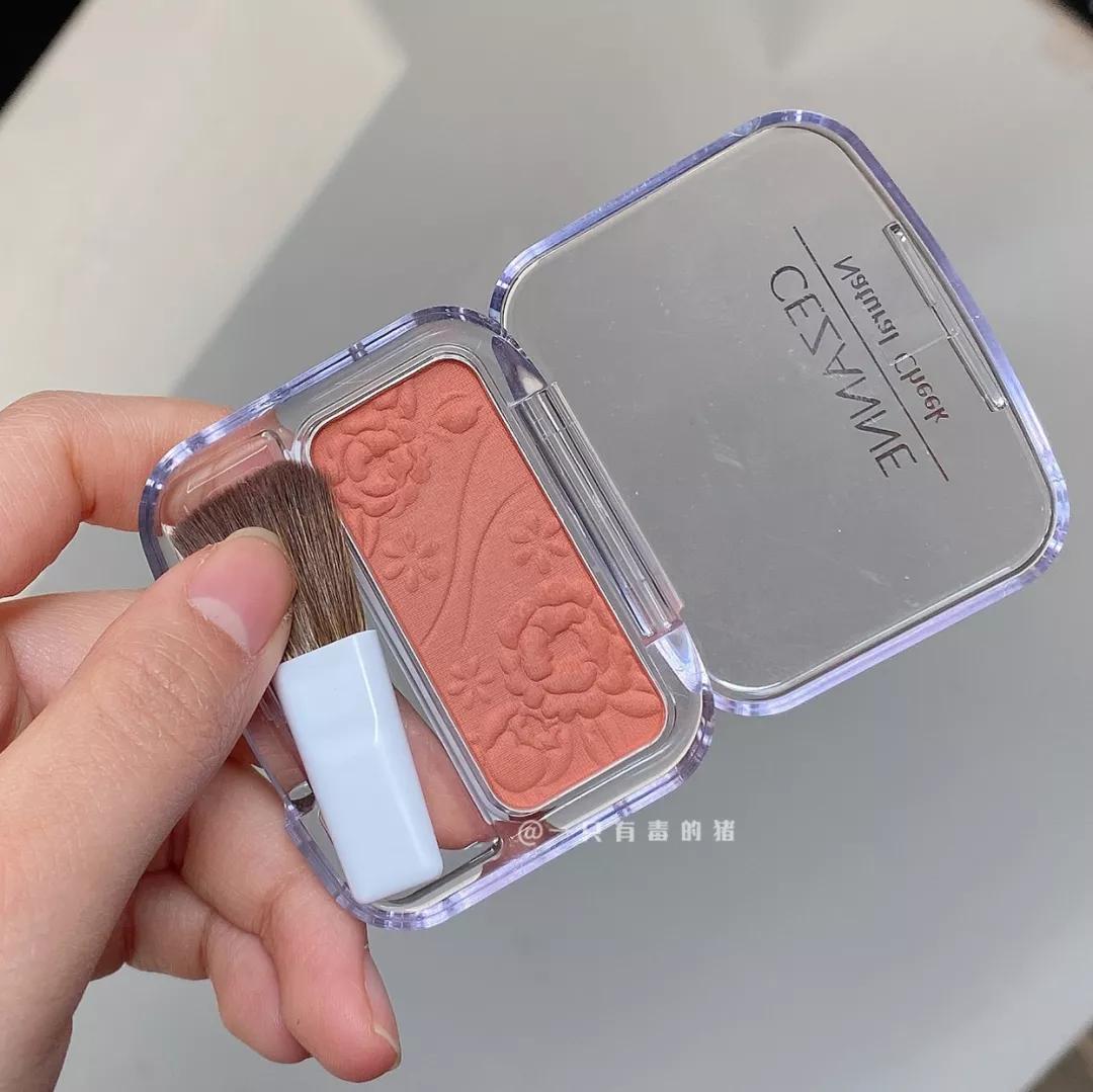 黄皮新手彩妆教程视频全集,适合黄皮的大牌彩妆推荐眼影