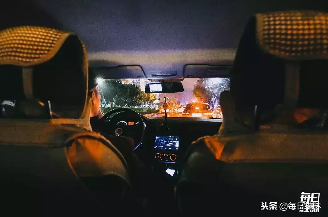 月薪4000月供2000房贷压力大吗,月薪1万还3000车贷压力大吗