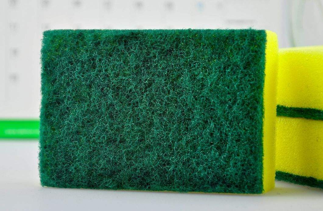 衣服跟卫生纸一起洗了发白怎么办,衣服粘纸巾如何二次清洗干净