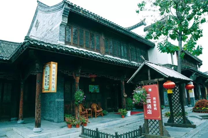 台儿庄景区内美食推荐,住台儿庄古城里面吗