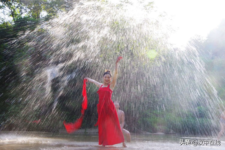 2020汉中水上表演,城固二里泼水