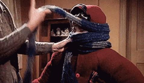 适合羽绒服显脸小围巾的系法,怎么给女生系围巾不会显脸小