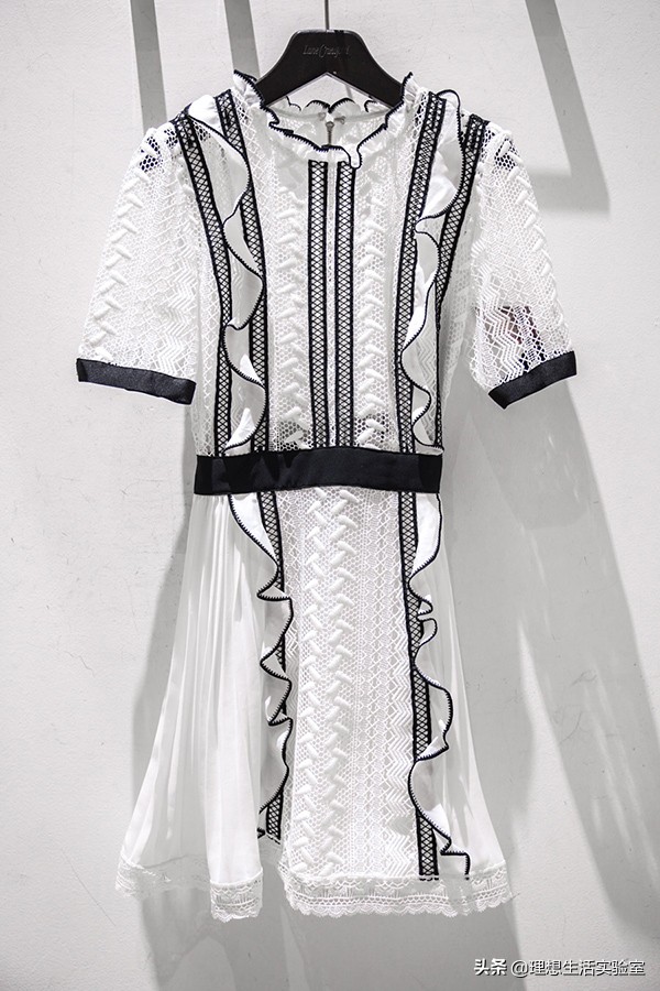 我们逛了天的成都时代奥莱，为你整理出这份春节新衣精明采购清单