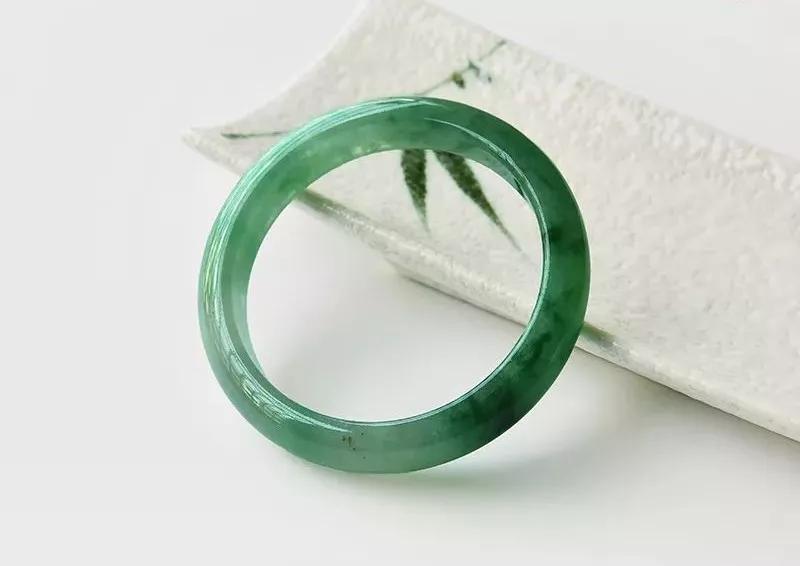 为什么年轻人喜欢买奢侈品,为什么年轻人爱买二手奢侈品