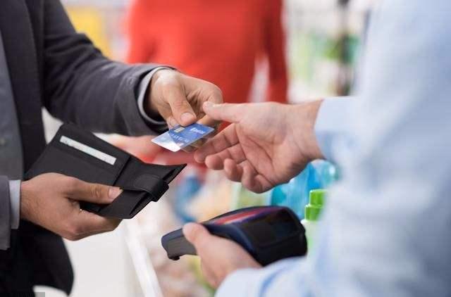 和领导一起吃饭该不该买单,领导喝多了让你买单你没钱怎么办