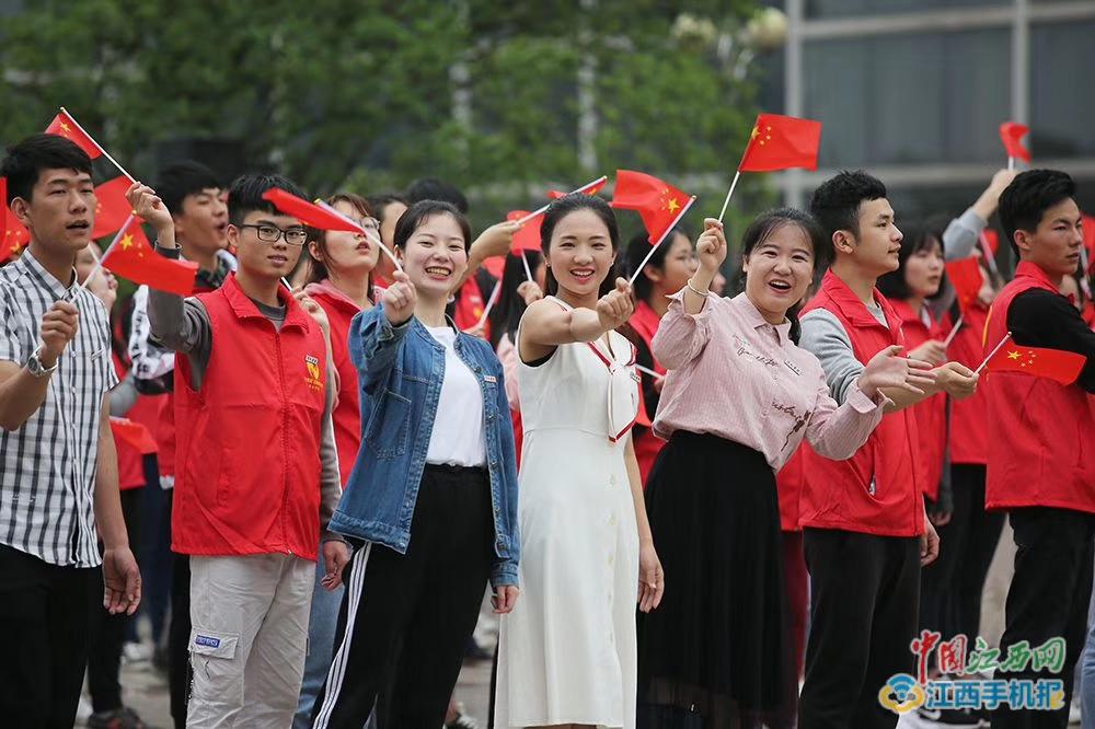 青春飞扬校园里进行爱国快闪,师生共聚一堂歌唱祖国快闪活动