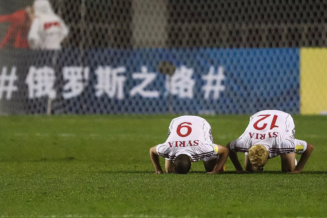 14亿人暴怒的比赛！国足绝望19秒：散步、看戏、中场任人*躏蹂**