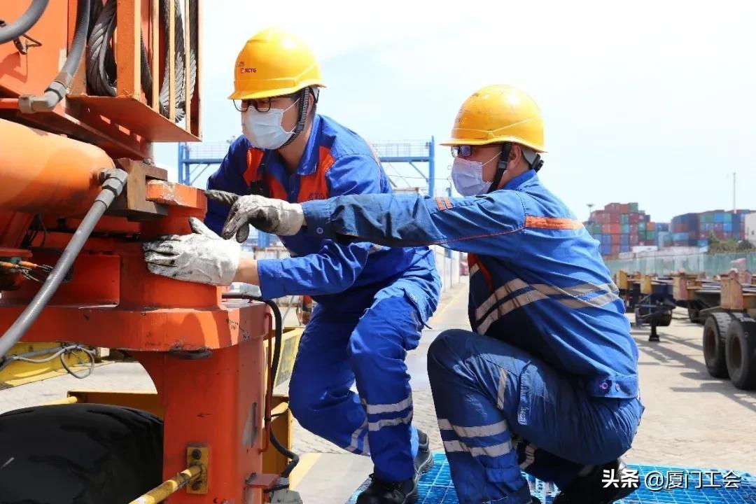 他每天背上近20斤的工具包，从一名“半路出家”的维修工成长为如今的技术状元