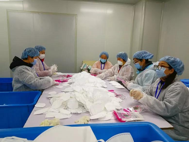 模子！助力口罩生产加速度，这些嘉定居民“跨行”成一线工人