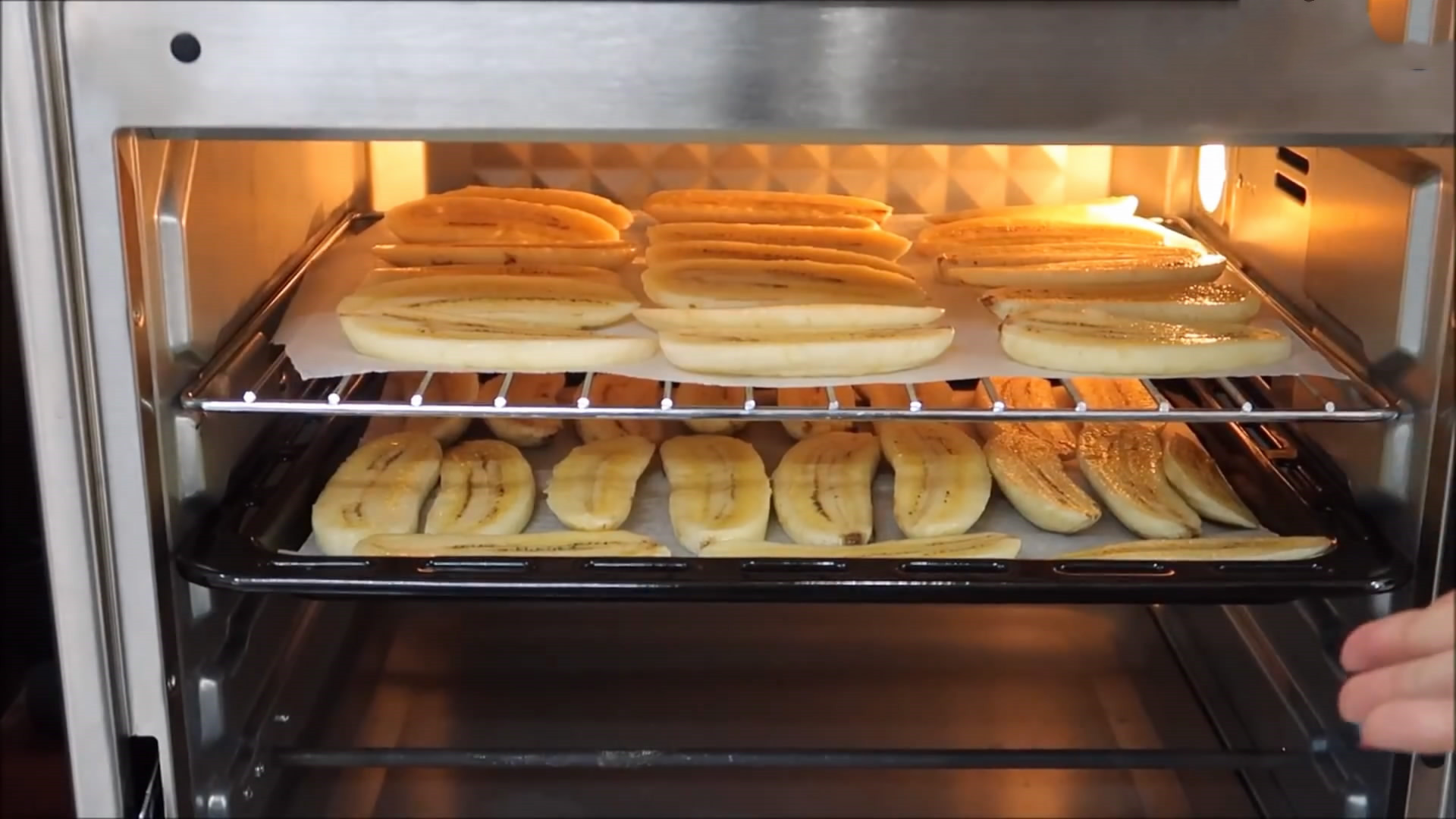 香蕉太生没法吃怎么办?放点糖烤一烤,比锅巴还要脆,好甜