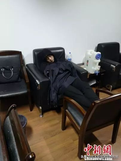 这位警察收到一张“红牌警告”！强制休息，陪伴家人