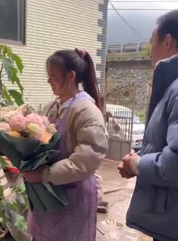 云南00后恋人定亲，男方穿袄子，女生系围裙迎接自嘲“太寒酸”