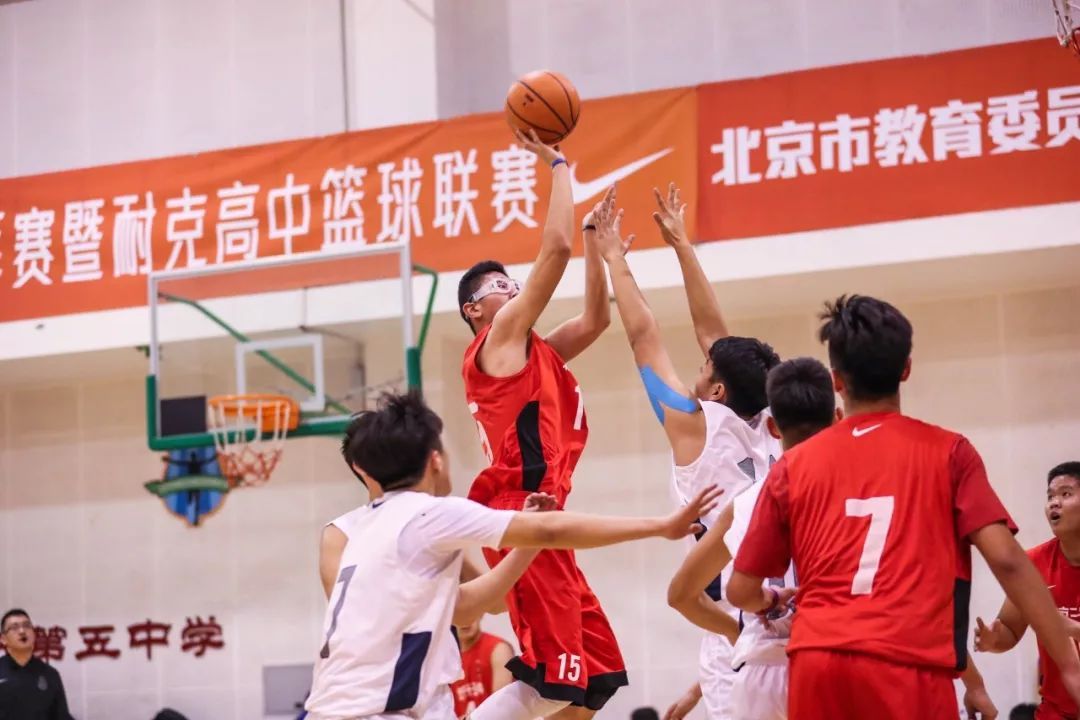 新·十六强齐亮相高中赛场惊现*力暴**隔扣丨18-19耐克高中联赛