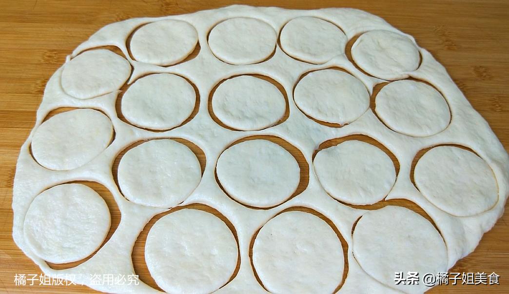 油饼怎么做又软又香又有劲道,二个鸡蛋一碗面粉教你做油饼