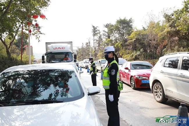 战疫保卫者撑起坚强屏障,战地志愿者共筑红色守护墙