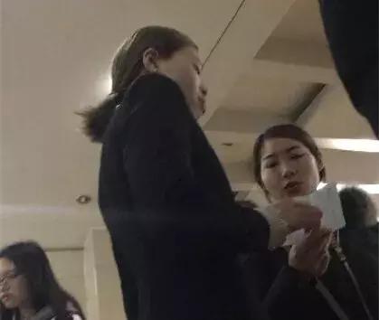 医院门口都有什么人,医院门口一群人